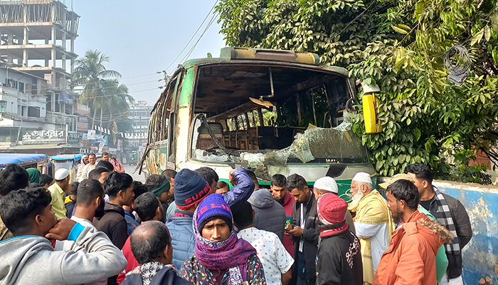 চাঁদপুরে বাসে আগুন, ঘুমন্ত হেলপার দগ্ধ