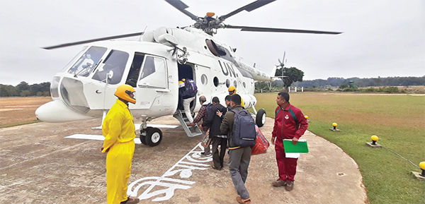 বিমান বাহিনীর হেলিকপ্টারের মাধ্যমে পার্বত্য এলাকায় নির্বাচনি সরঞ্জাম প্রেরণ