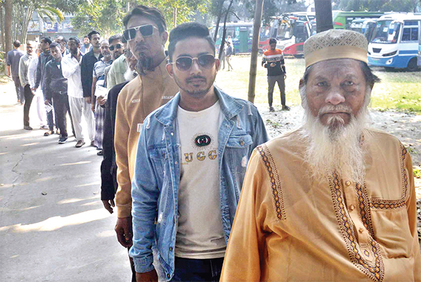 ভোটকেন্দ্রের বাইরে ভোটারের সারি