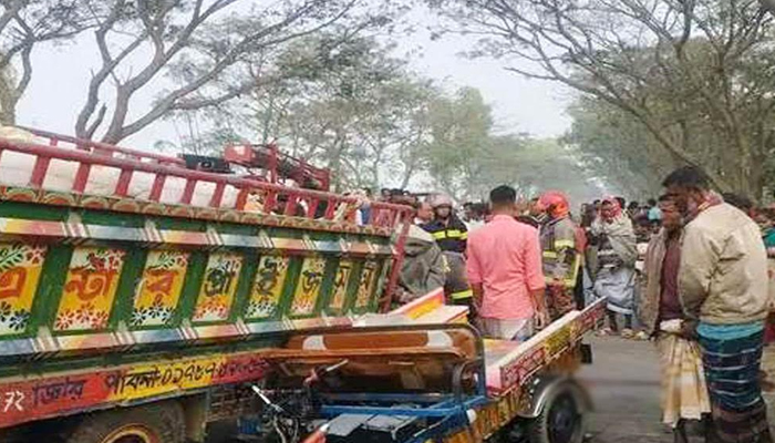 সিরাজগঞ্জে নছিমন-অটোভ্যান সংঘর্ষে নারীসহ নিহত ২