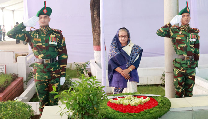 বঙ্গবন্ধুর প্রতিকৃতিতে প্রধানমন্ত্রীর শ্রদ্ধা নিবেদন