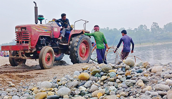 নির্বিচারে চলছে পাথর উত্তোলন