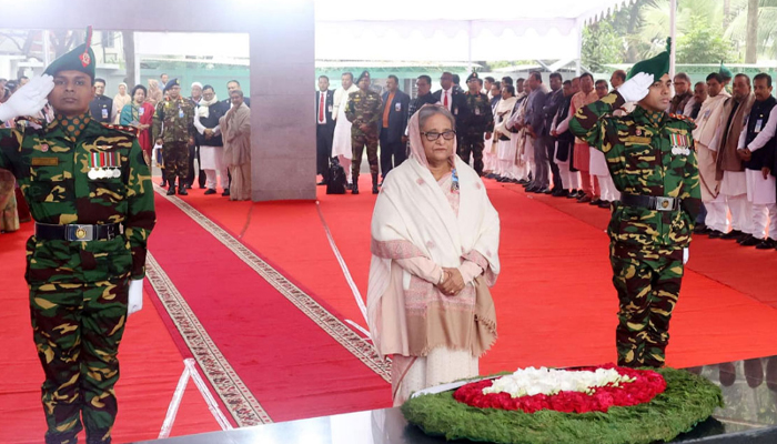 বঙ্গবন্ধুর প্রতিকৃতিতে প্রধানমন্ত্রীর শ্রদ্ধা