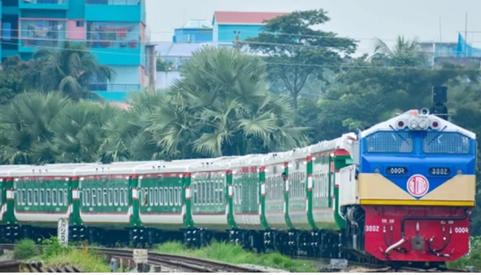 ৭৮৫ যাত্রী নিয়ে কক্সবাজারের উদ্দেশে ‘পর্যটক এক্সপ্রেস’