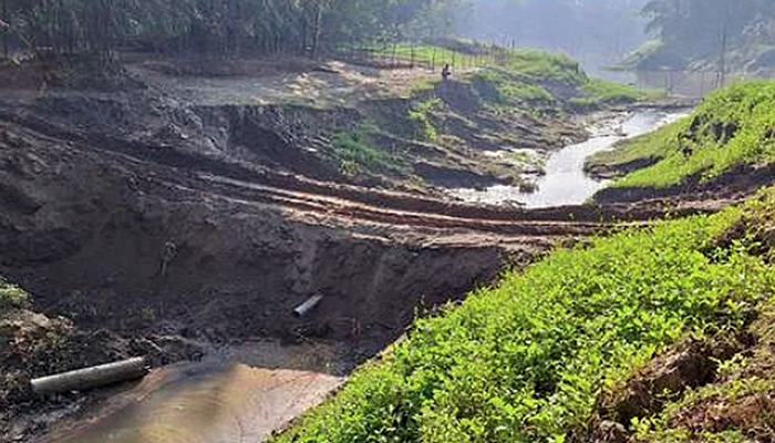 টাঙ্গাইলে লুট হচ্ছে ফসলি জমির টপসয়েল 