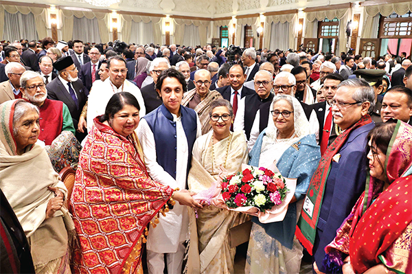 বঙ্গভবনে প্রধানমন্ত্রী হিসেবে শপথগ্রহণের পর ফুল দিয়ে স্বাগত জানান জাতীয় সংসদের স্পিকার