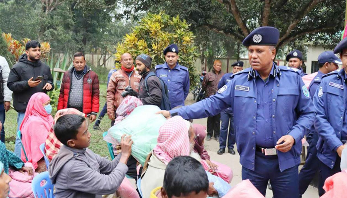 শীতার্ত মানুষের পাশে রংপুর জেলা পুলিশ ও চেম্বাবারের ৮শ কম্বল বিতরণ