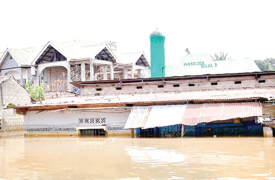 তিন শতাধিক মানুষের মৃত্যু