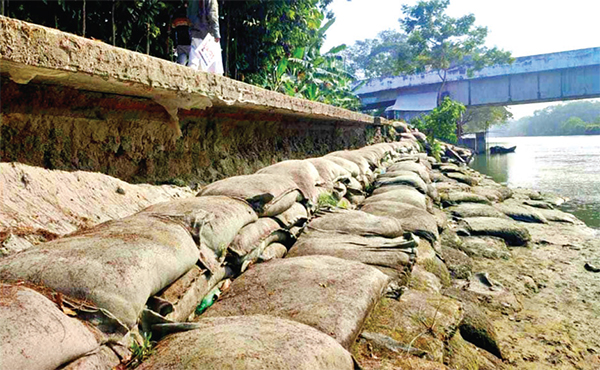 দুমকিতে ভাঙনের ঝুঁকিতে রাস্তা