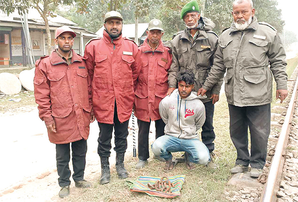 রেললাইনের স্লিপারের পিন খুলে নেওয়ার সময় যুবক আটক