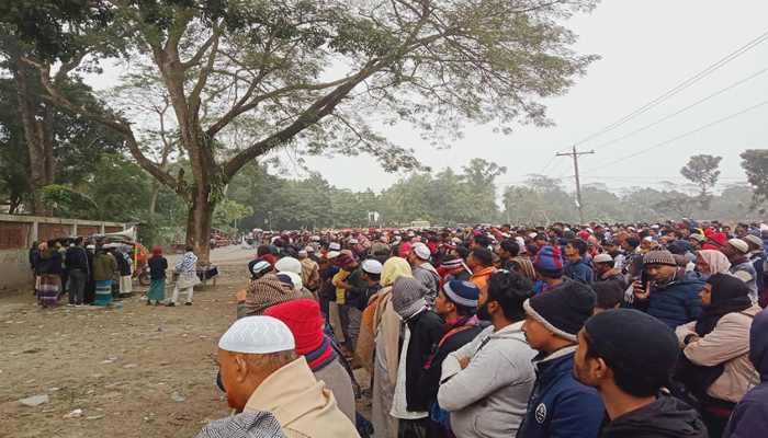 স্বতন্ত্র প্রার্থীর বিজয় মিছিলে বোমা হামলার ঘটনায় নিহত এমারাতের দাফন সম্পন্ন