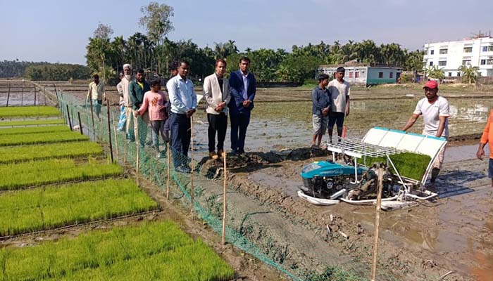 উখিয়ায় কৃষি উদ্যোক্তাদের মাঝে ভর্তুকি মূল্যে ধান রোপণ যন্ত্র বিতরণ