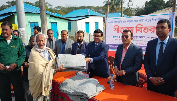 বাউফলে কম্বল বিতরণ করলেন পটুয়াখালীর জেলা প্রশাসক