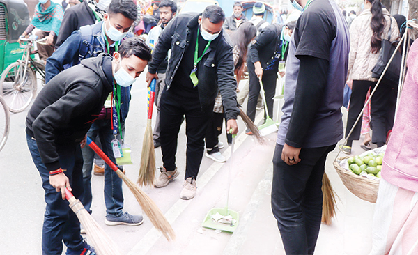 আহ্ছানউল্লা বিশ্ববিদ্যালয়ে দুস্থদের মধ্যে শীতবস্ত্র বিতরণ ও পরিচ্ছন্নতা অভিযান অনুষ্ঠিত