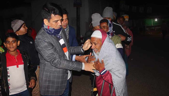 রাতে ঘুরে ঘুরে অসহায় মানুষকে কম্বল বিতরণ করলেন পুলিশ সুপার