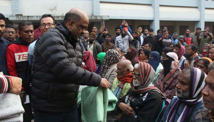 সংবর্ধনা বাতিল করে শীতার্তদের শীতবস্ত্র দিলেন এমপি