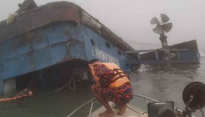 বাল্কহেডের ধাক্কায় নয়, তলা ফেটে ফেরিডুবি