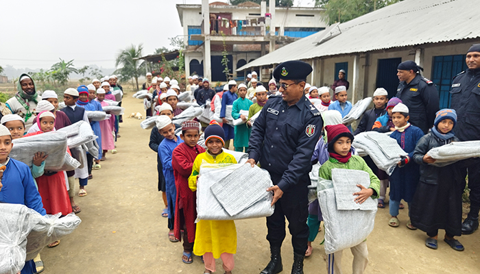 দিনাজপুরে র‌্যাবের উদ্যোগে এতিমখানায় শীতবস্ত্র বিতরণ