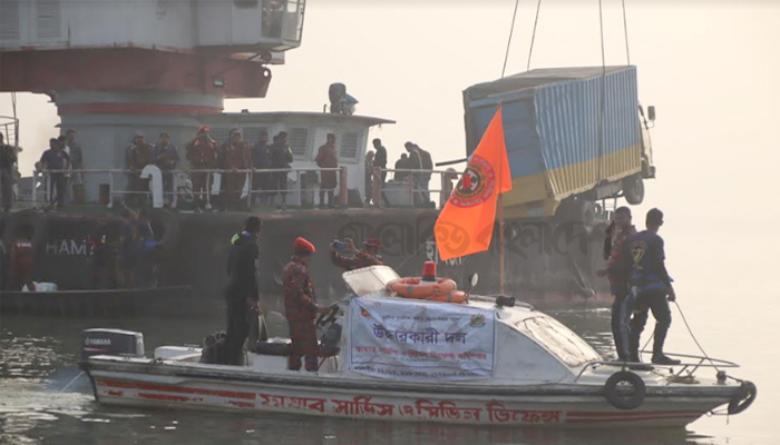 পাটুরিয়ায় ফেরি ডুবি, ট্রাকসহ উদ্ধার ৩২ 