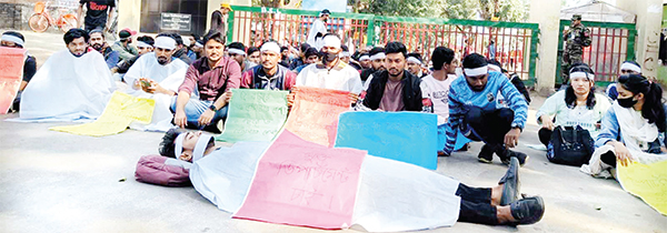 লাশের প্রতিকৃতিতে চবি শিক্ষার্থীদের আন্দোলন