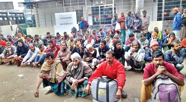 হাড় কাঁপানো শীতে বিপন্ন দিনমজুরের জীবনযাত্রা