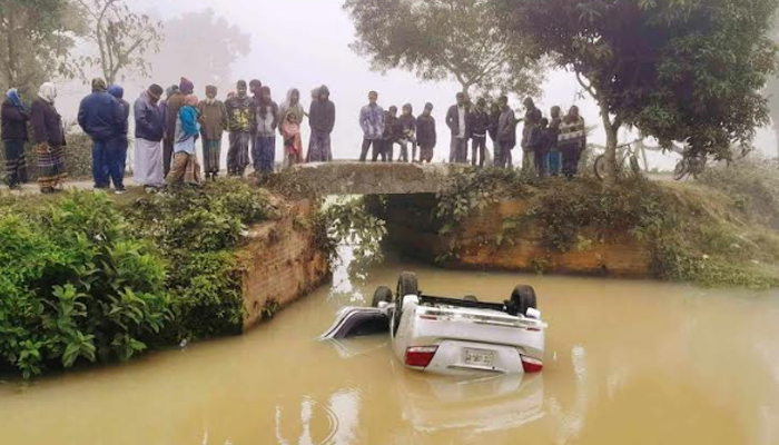 শ্রীপুরে প্রাইভেটকার নিয়ন্ত্রণ হারিয়ে ডোবায়, মালিক নিহত