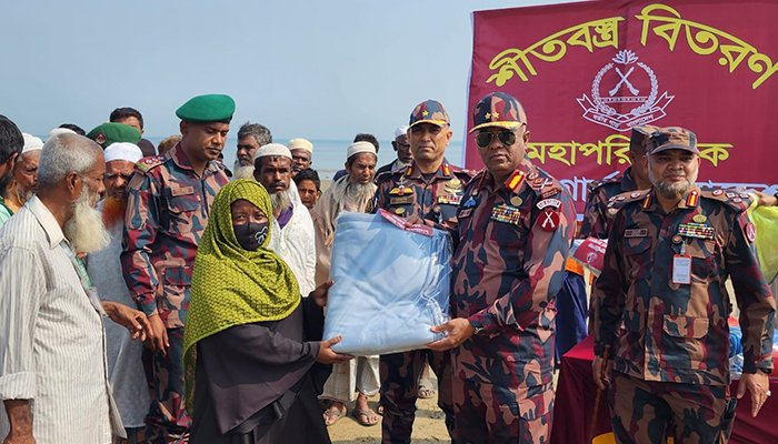 বিজিবি মহাপরিচালকের মিয়ানমার সীমান্ত পরিদর্শন ও শীতবস্ত্র বিতরণ