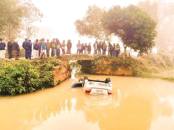 শ্রীপুরে প্রাইভেট কার খাদে পড়ে নিহত এক