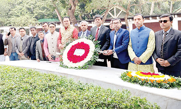 বঙ্গবন্ধুর সমাধিতে বশেমুরকৃবি শিক্ষক সমিতির শ্রদ্ধা