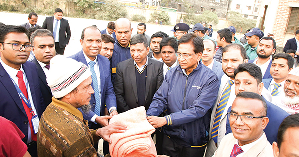 শীতার্ত মানুষের মধ্যে ব্র্যাক ব্যাংকের কম্বল বিতরণ