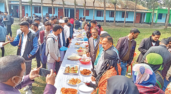 শিক্ষার্থীদের নিয়ে শীতকালীন উৎসবে ৬০ ধরনের পিঠা