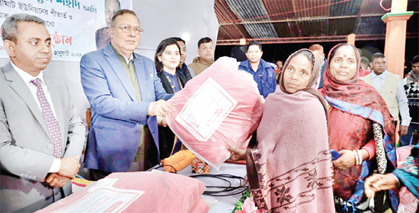 চা-শ্রমিকদের মধ্যে কৃষিমন্ত্রীর কম্বল বিতরণ