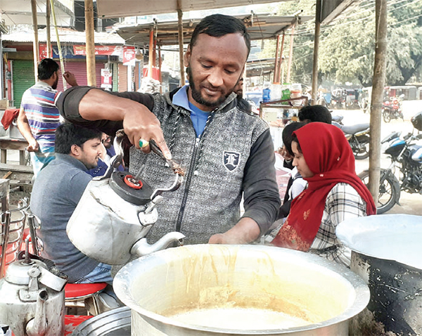 তেঁতুলিয়ায় মুগ্ধতা কাড়ছে ফারুকের দুধ চা