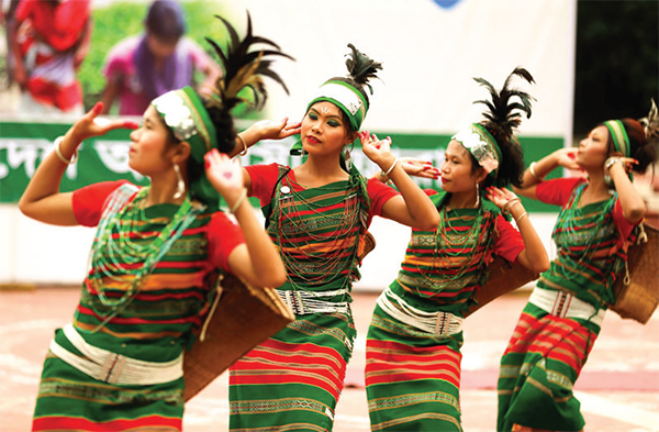 বিলুপ্তির পথে আদিবাসীদের ঐতিহ্যবাহী পোশাক