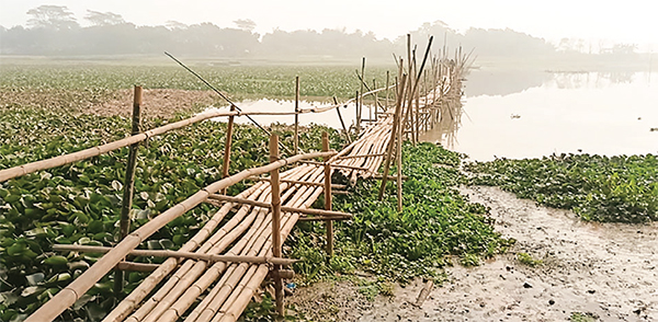 ৩০০ মিটার লম্বা সাঁকোই ভরসা ১৫ গ্রামের মানুষের