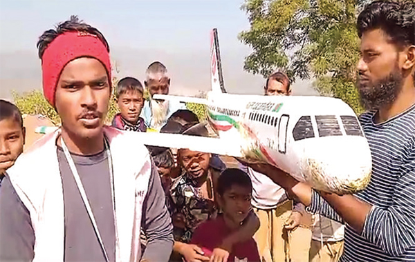 রিমোট দিয়ে প্লেন উড়িয়ে তাক লাগাল স্কুলছাত্র আনিসুল