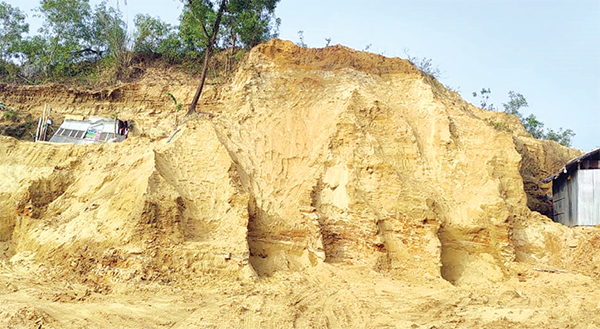 কক্সবাজারে উঁচু পাহাড় কেটে পুকুর ভরাট