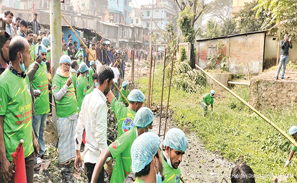 মাধবপুরে আবর্জনাপূর্ণ খাল পরিষ্কার