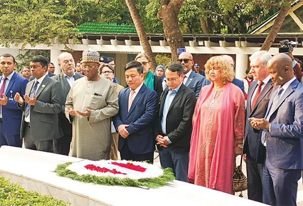 ১৪টি দেশের রাষ্ট্রদূতের টুঙ্গিপাড়ায় বঙ্গবন্ধুর সমাধিতে শ্রদ্ধা