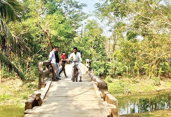 সেতু পারাপারে কাঠের সাঁকো ব্যবহার