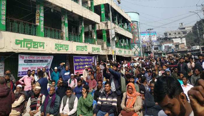 রংপুরে বাণিজ্য মেলা বন্ধের দাবিতে আধা বেলার ধর্মঘট পালন করেছে ব্যবসায়ীরা