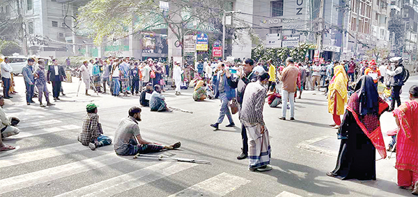 বনানীতে ব্যাটারিচালিত রিকশা চালানোর দাবিতে সড়ক অবরোধ