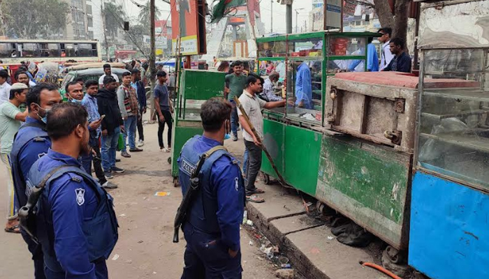 নারায়ণগঞ্জে ফুটপাত ও সড়কে অবৈধ কাঁচামাল ব্যবসায়ী ও হকার উচ্ছেদ