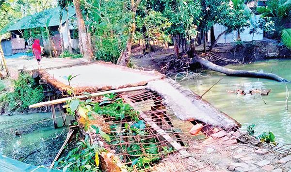 দুমকিতে ঢালাই সেতুর বেহালদশা