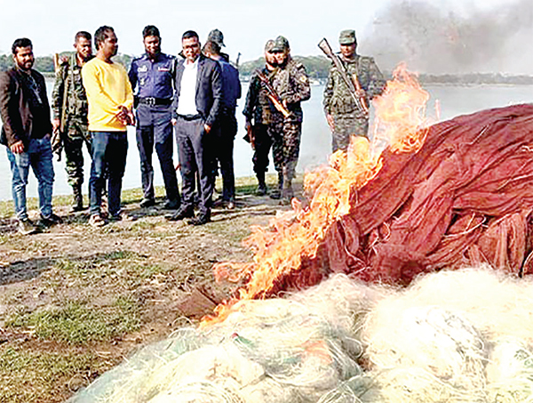 বরিশালে ২৫ লাখ টাকার অবৈধ জাল জব্দ