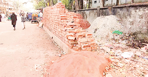 ঝুঁকি নিয়ে সড়কে চলছে সাধারণ মানুষ