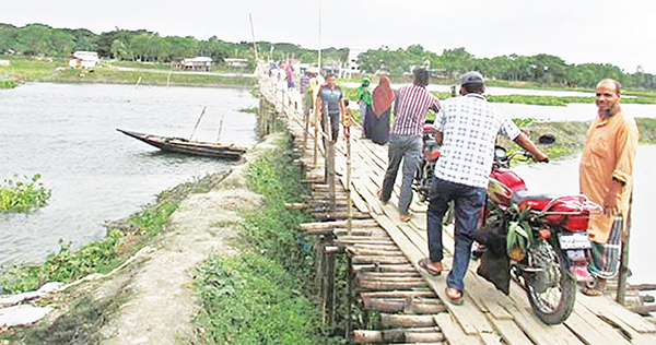 কেশবপুরে ২০ গ্রামের মানুষের ভরসা বাঁশের সাঁকো