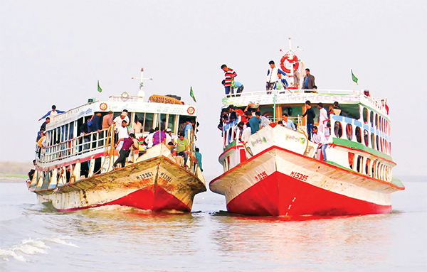 লক্কড়-ঝক্কড় লঞ্চে পারাপার