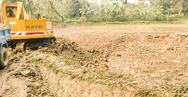 ফসলি জমির মাটি উত্তোলন করায় দুইজনকে কারাদণ্ড