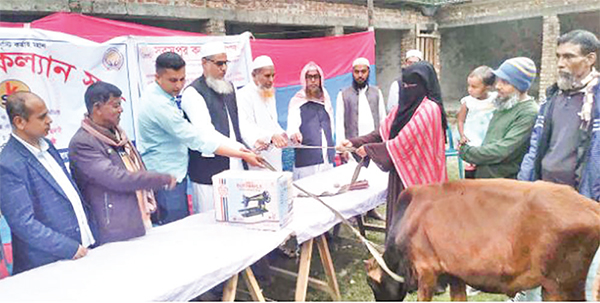 হতদরিদ্র পরিবারকে গরু ও সেলামেশিন দিয়ে সহায়তা